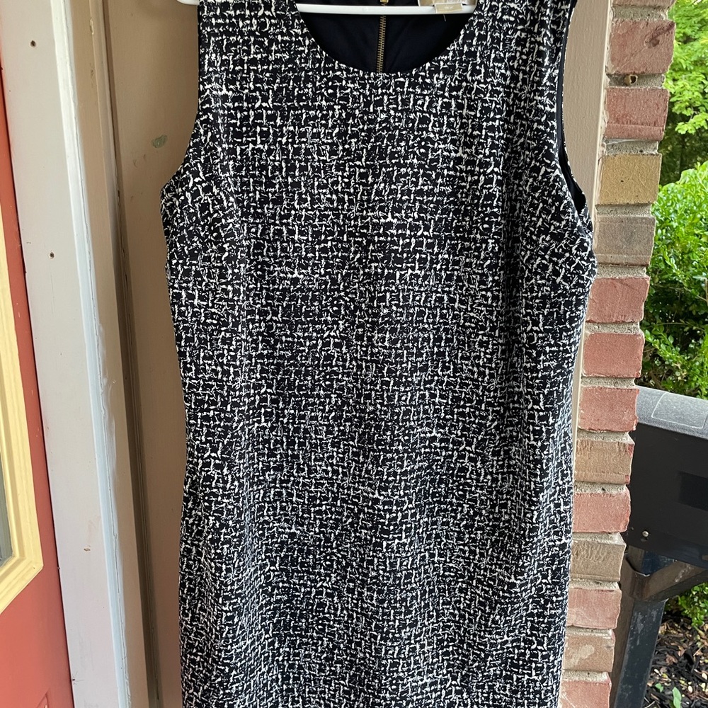 Gorgeous sleeveless Michael Kors dress. Black/crème pattern. Size 2X. Like new!